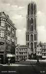 600878 Gezicht op de Domtoren (Domplein) te Utrecht, vanuit de Zadelstraat; links het pand Choorstraat 42.